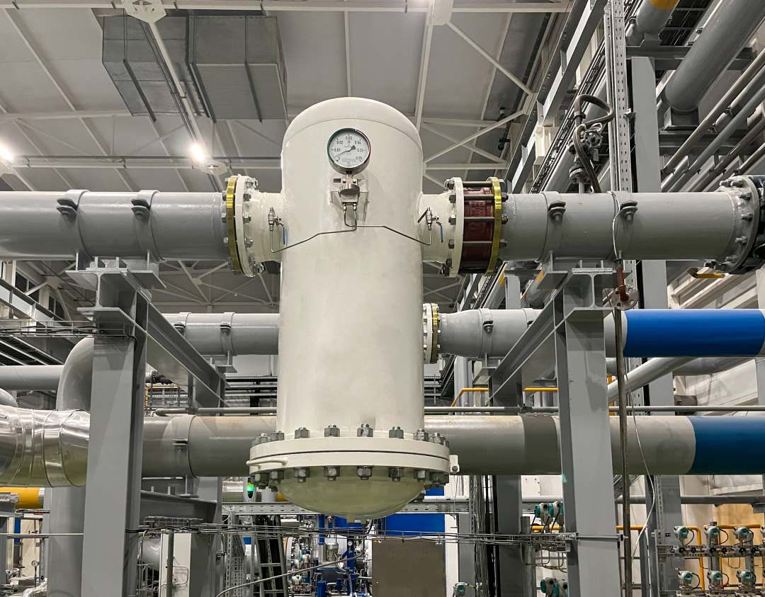 Coalescing filter for removing solid particles in compressed air